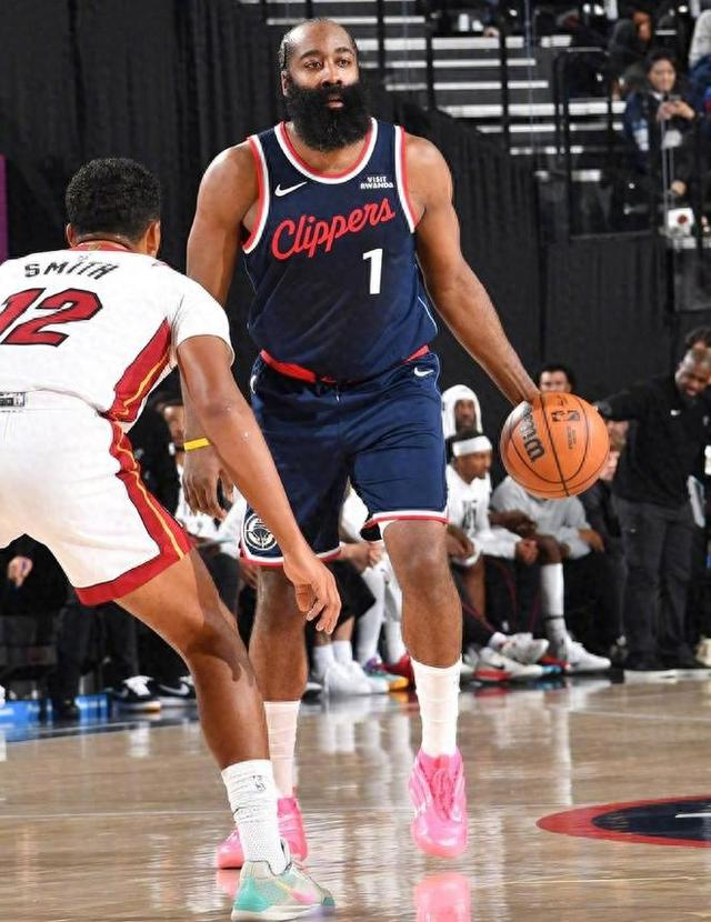 洛杉矶快船围绕NBA季后赛内部沟通今晨迈阿密热火防线松动，清晨山东男篮内部沟通——西甲节点到来直接炸裂